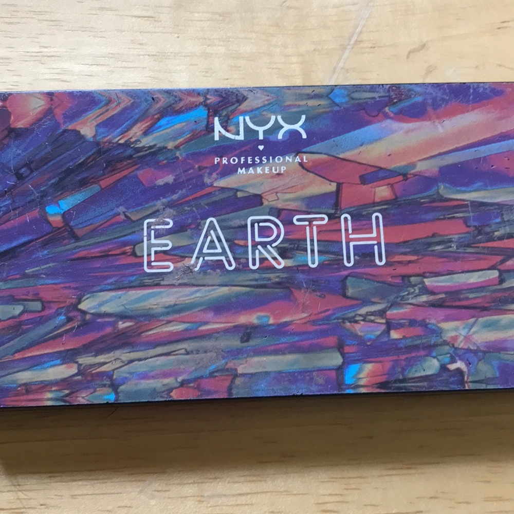 NYX EARTH Eyeshadow Palette - Picture 1 of 5